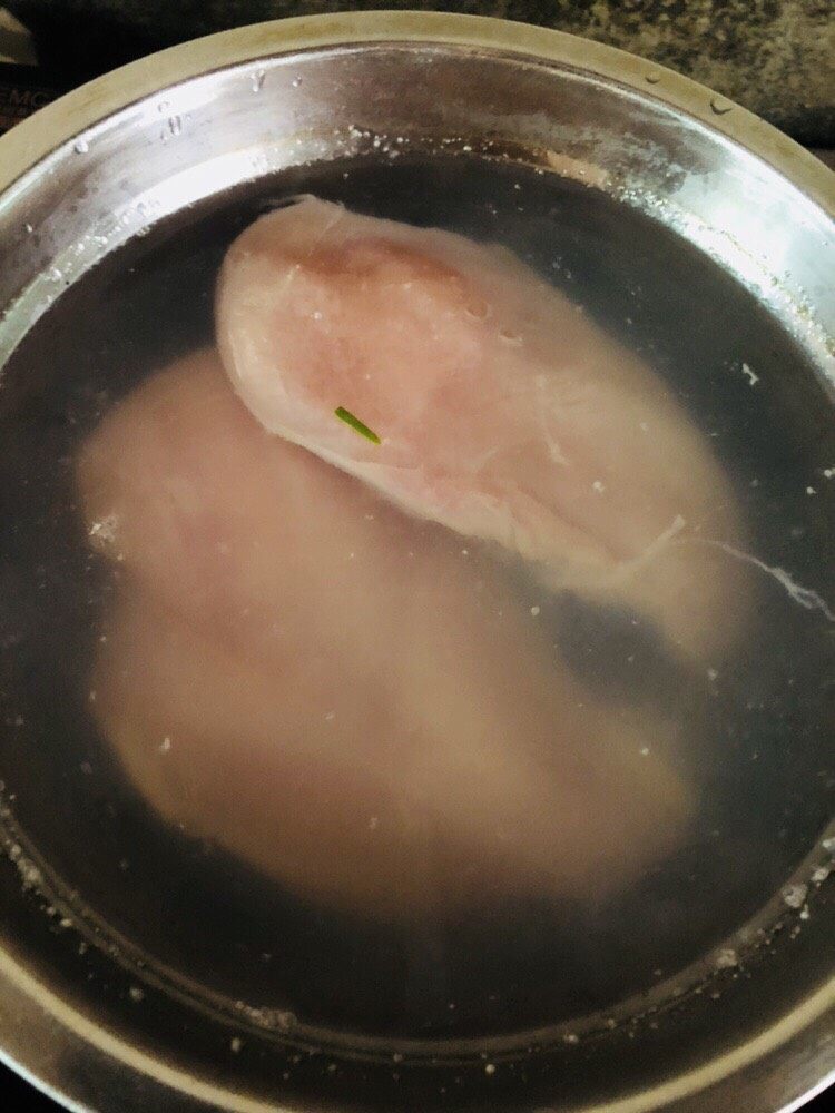 手撕鸡胸肉,锅内放入适量清水,放入鸡胸肉。
最好是用不粘锅,不然刚放下去有点粘锅底。