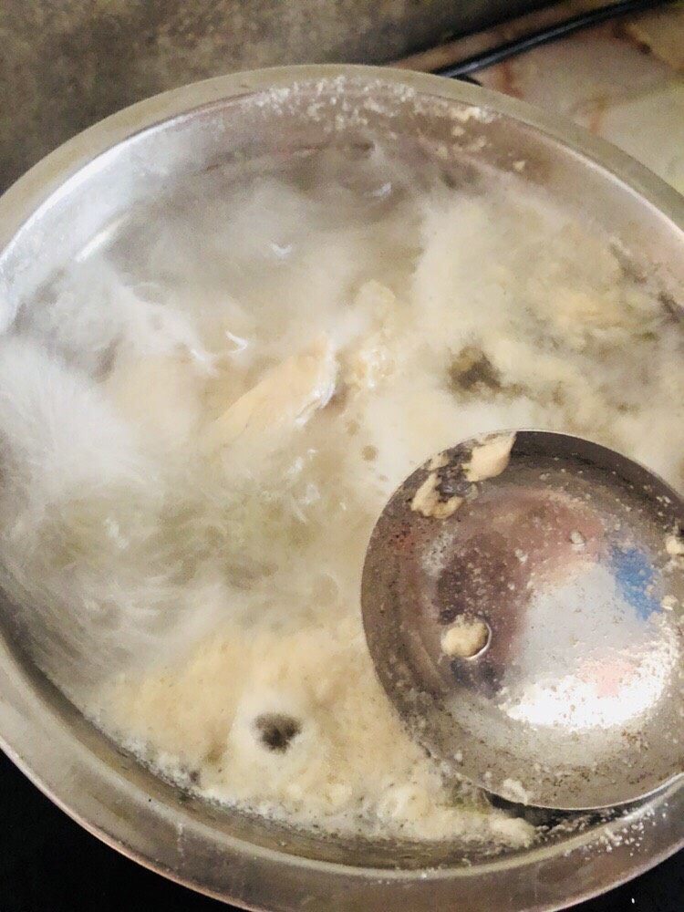 手撕鸡胸肉,中火煮开,撇去浮沫。再煮十分钟左右即可。