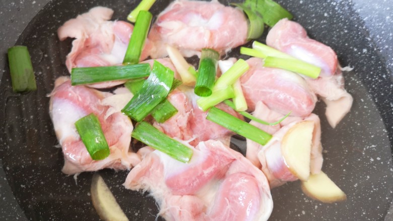 酸豆角炒鸡胗,鸡胗凉水入锅,加入<a style='color:red;display:inline-block;' href='/shicai/ 718'>料酒</a>、小葱、生姜和少许盐。