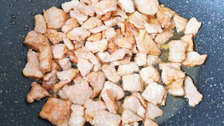丝瓜炒毛豆,炒锅内倒适量的食用油烧热,下入肉片大火炒熟,盛出备用。