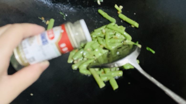 干煸四季豆,豆角炒得有些干软了加入胡椒粉,没有不加一点没影响。