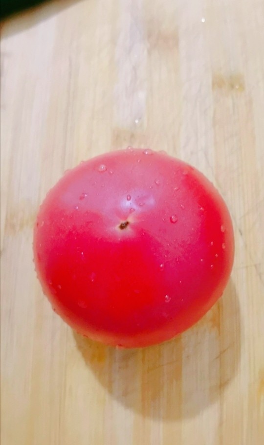 玫瑰花西红柿,把西红柿放在菜板上