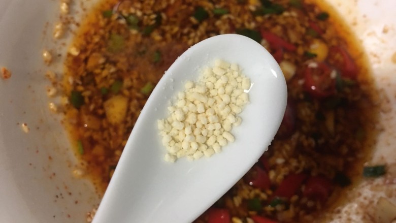 手撕鸡胸肉,加入少许的盐,<a style='color:red;display:inline-block;' href='/shicai/ 756'>鸡精</a>,白糖,减脂人士可以选择代糖代替白糖
