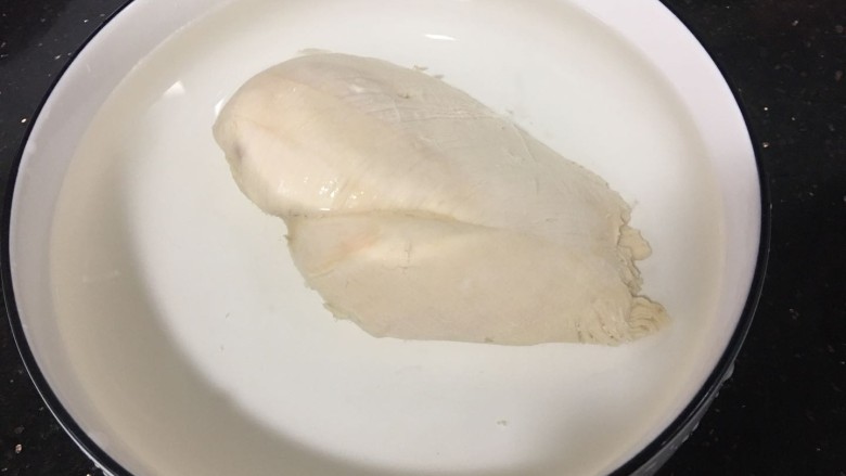 手撕鸡胸肉,捞出直接放入冰水中,这样更嫩