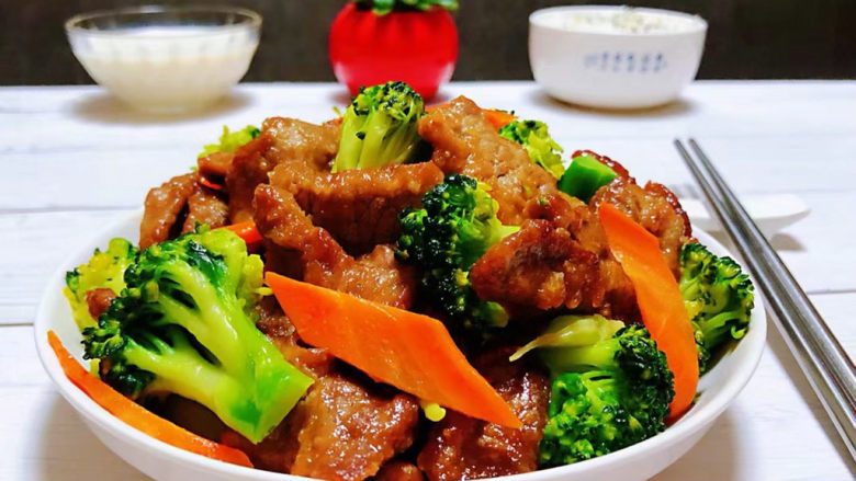 西兰花炒牛肉,搭配一碗大米饭和羊奶营养丰富极了