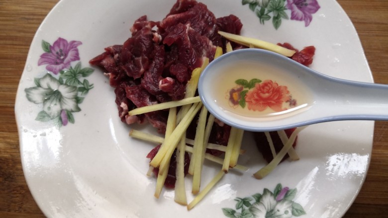 西兰花炒牛肉,加入<a style='color:red;display:inline-block;' href='/shicai/ 718'>料酒</a>