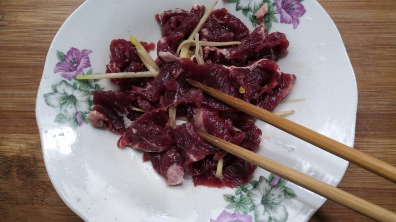 西兰花炒牛肉,用筷子搅拌均匀,腌制半小时