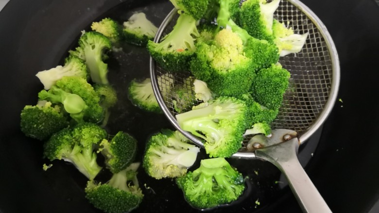 西兰花炒牛肉,西兰花,变色焯熟,捞出