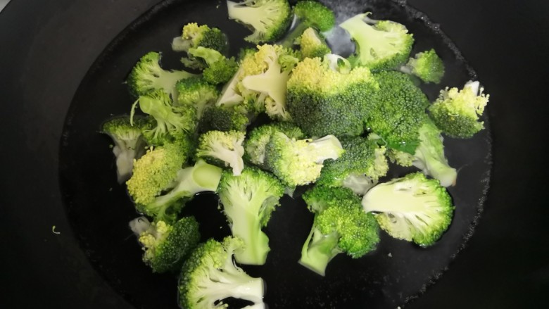 西兰花炒牛肉,水开后,倒入西兰花