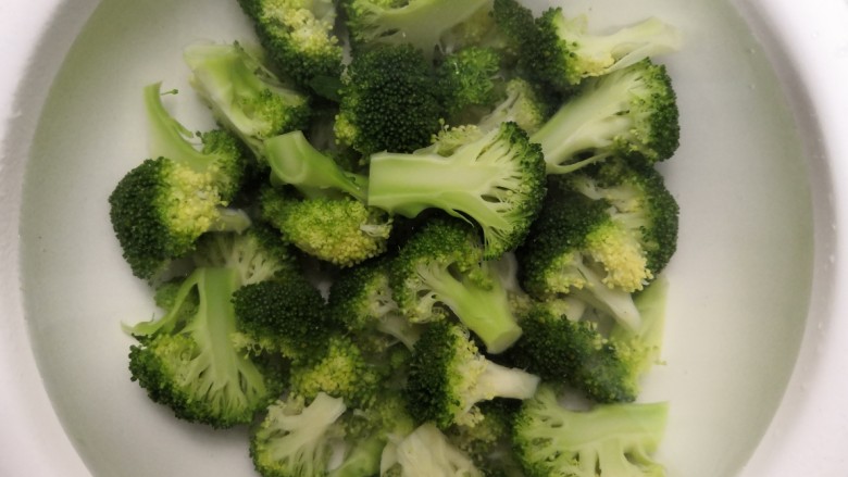 西兰花炒牛肉,把西兰花,放冷水中过凉