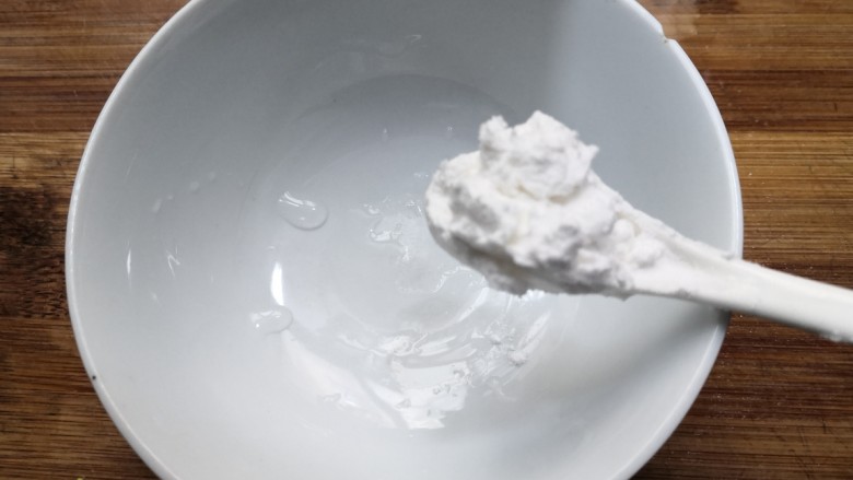 西兰花炒牛肉,碗中,加入淀粉3克