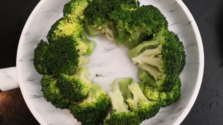 西兰花炒牛肉,西兰花,沥干水份后,摆放入盘中,备用