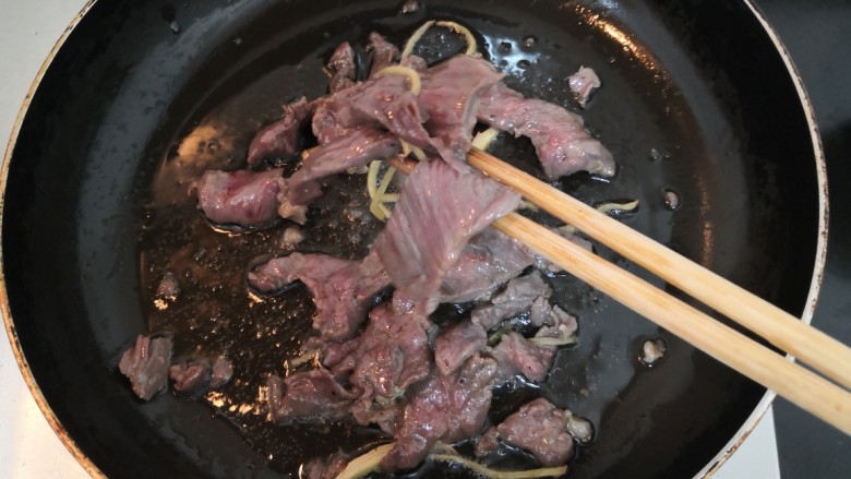 西兰花炒牛肉,牛肉煎至,变色断生后,关火夹出