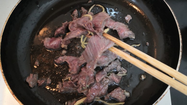 西兰花炒牛肉,牛肉煎至，变色断生后，关火夹出