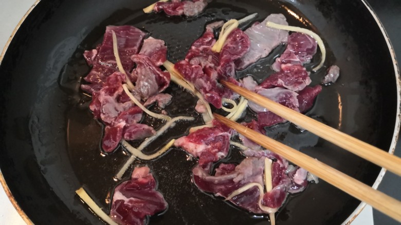 西兰花炒牛肉,用筷子,快速划散