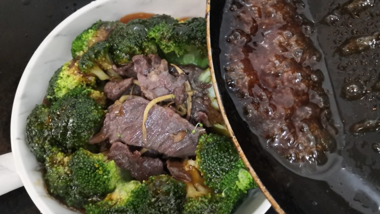西兰花炒牛肉,把料汁,到在西兰花牛肉上,即可