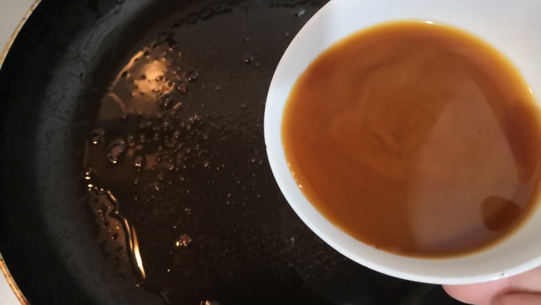 西兰花炒牛肉,前面锅中有底油,直接开火,把料汁再次搅拌均匀后,倒入锅中