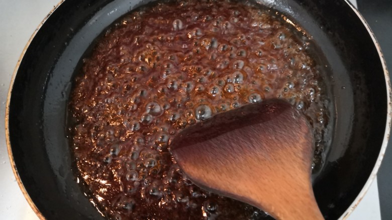 西兰花炒牛肉,用铲子,快速的搅拌,成浓稠的料汁后,关火