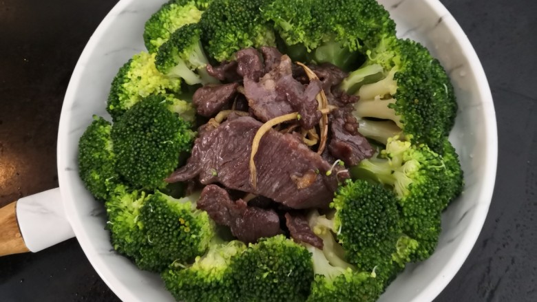 西兰花炒牛肉,把夹出的牛肉,放入西兰花中间