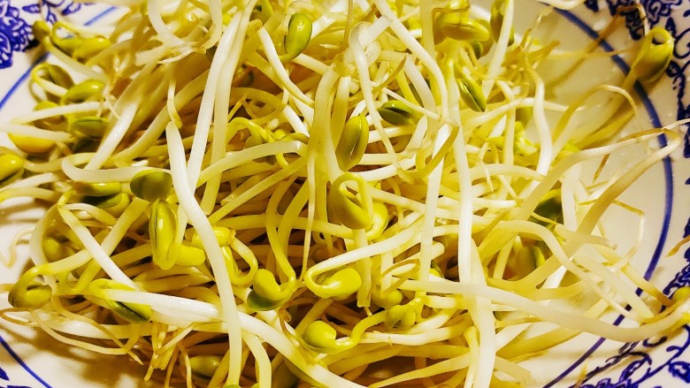 水煮牛蛙,两<a style='color:red;display:inline-block;' href='/shicai/ 120'>豆芽</a>清洗干净