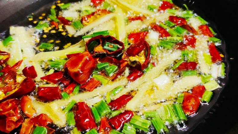 水煮牛蛙,锅中倒油,油热后放入爆香材料,翻炒
