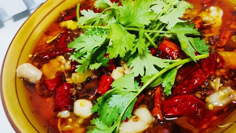 水煮牛蛙,浇上热油,撒点<a style='color:red;display:inline-block;' href='/shicai/ 131'>香菜</a>