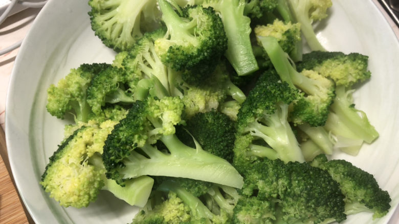 西兰花炒牛肉,尝下味道,已经软软糯糯了,把西兰花盛在盘子里,汤不要