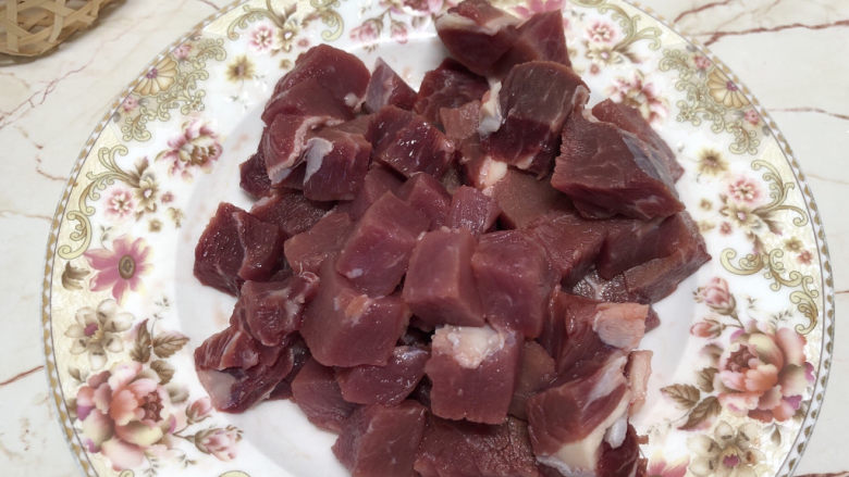 西兰花炒牛肉,把牛排切成<a style='color:red;display:inline-block;' href='/shicai/ 216'>牛肉</a>粒,这样又好熟煎起来又嫩