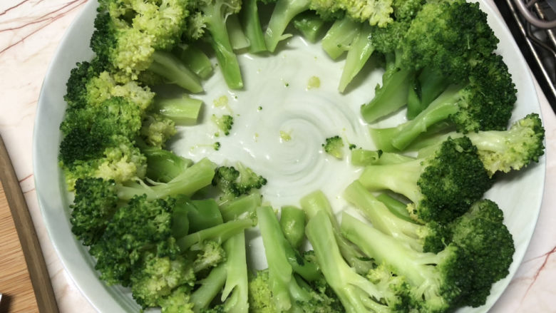 西兰花炒牛肉,用筷子把西兰花摆摆好看,围成一个圈圈