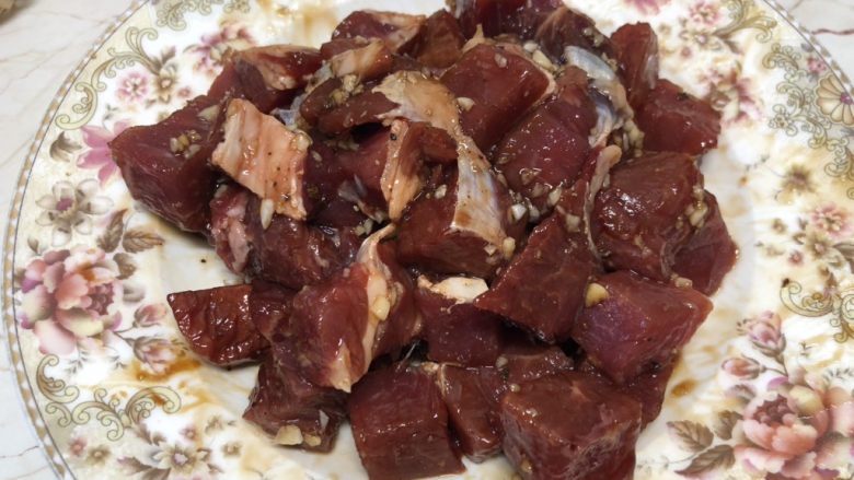 西兰花炒牛肉,用手抓捏2分钟,再腌制20-30分钟