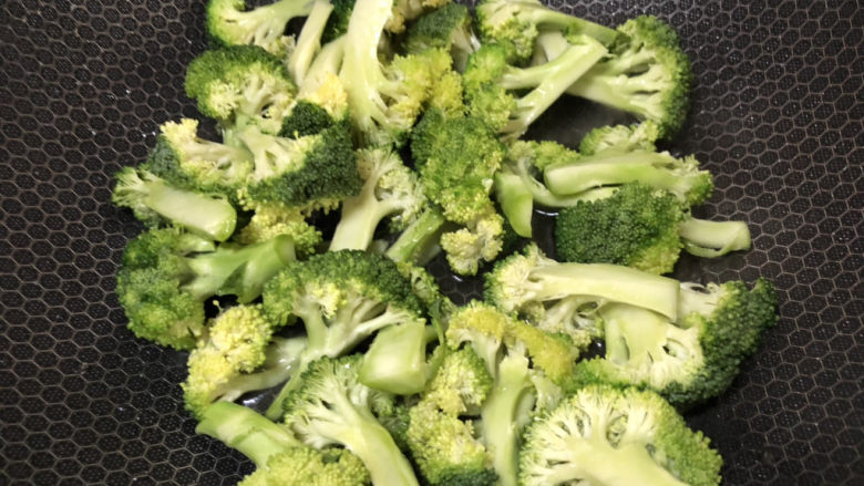 西兰花炒牛肉,锅内加少量油先翻炒,然后加入一些水,加盐