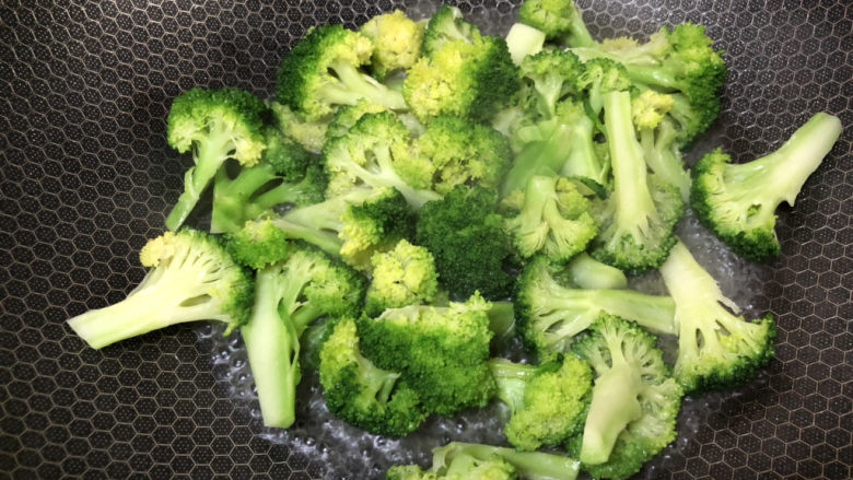 西兰花炒牛肉,盖上锅盖焖5分钟左右,短时间加盖西兰花还是可以保持绿色的