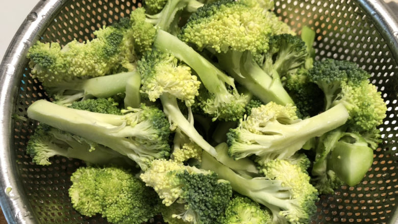西兰花炒牛肉,一颗西兰花全部切好,最喜欢西兰花了,颜色好看