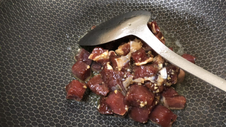西兰花炒牛肉,锅内放一些油,把牛肉粒放进去翻炒,这一步没什么难度,就不拍照啦,毕竟炒牛肉需要一气呵成