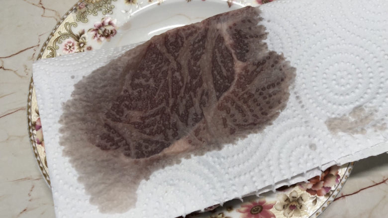 西兰花炒牛肉,洗干净后,用厨房纸吸掉水分
