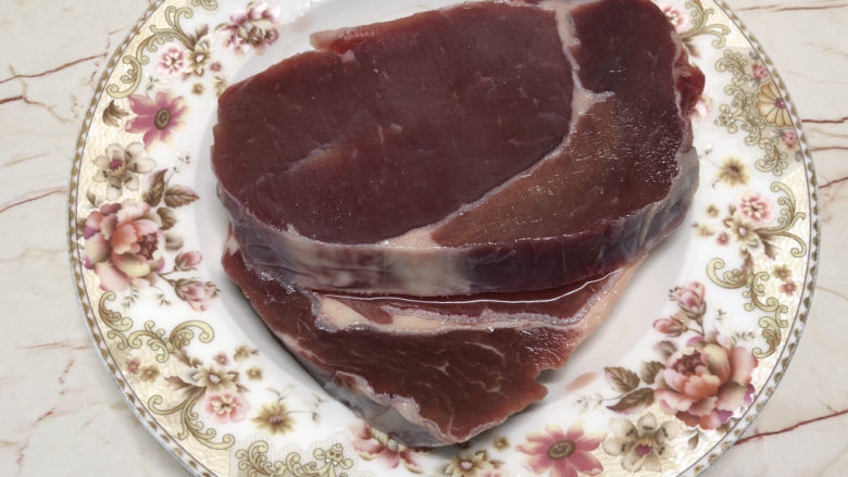 西兰花炒牛肉,冰箱里只有冻着两块牛排,就用这个吧
