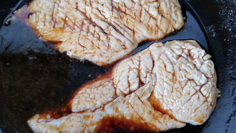 照烧鸡胸肉,倒入酱汁