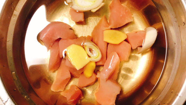 宝宝鲜肉豆腐,<a style='color:red;display:inline-block;' href='/shicai/ 4430'>里脊肉</a>切块,用葱姜水去腥