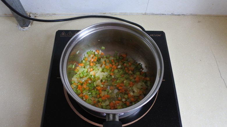 意大利牛肉酱,橄榄油炒香洋葱和蒜末, 放入芹菜和胡萝卜粒炒香