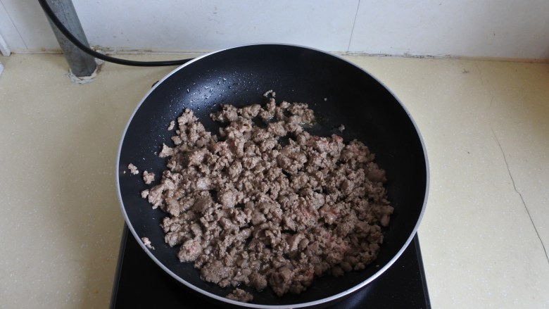意大利牛肉酱,橄榄油把牛肉馅炒熟,打散