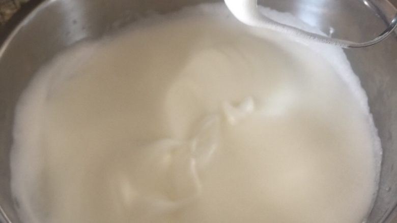 黄桃奶油蛋糕卷,再加入20克细砂糖,继续搅打,现在是细腻状态。
