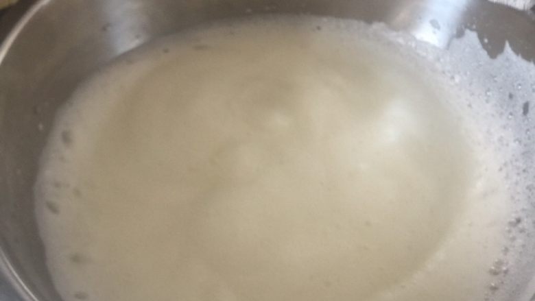 黄桃奶油蛋糕卷,加入15克细砂糖,继续搅打,现在是湿性发泡。
