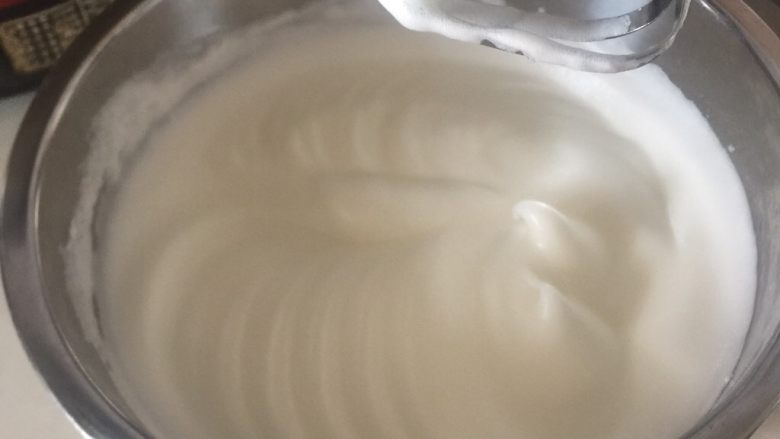 黄桃奶油蛋糕卷,再加入20克细砂糖,继续搅打,哑光干性发泡状态。