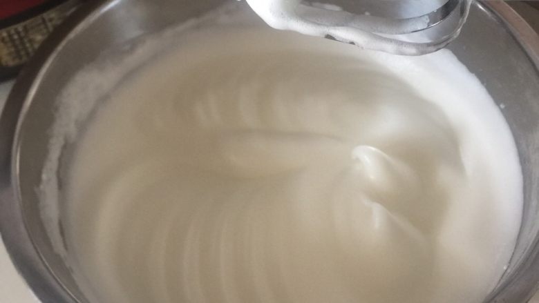 黄桃奶油蛋糕卷,再加入20克细砂糖,现在是哑光状态。