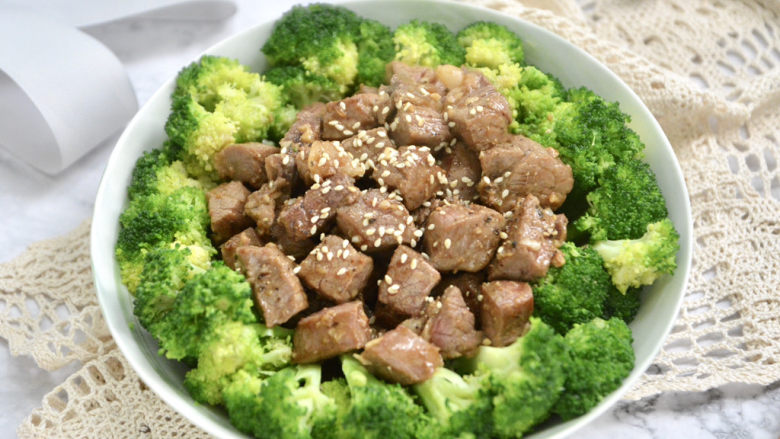西兰花炒牛肉,大概炒3分钟就可以全熟了,这时牛肉也不会很老,盛出来放在西兰花中间,再撒些白芝麻点缀