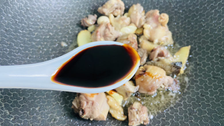 杏鲍菇烧鸡块,烹入<a style='color:red;display:inline-block;' href='/shicai/ 762'>老抽</a>