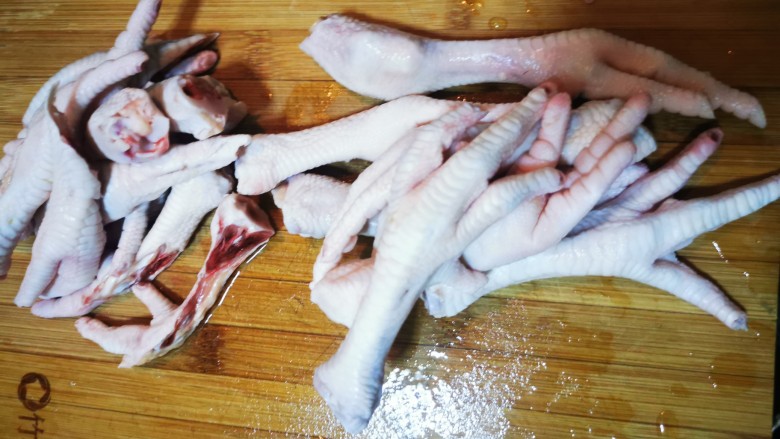 香辣卤鸡爪,<a style='color:red;display:inline-block;' href='/shicai/ 89'>鸡爪</a>洗净，剪掉指甲