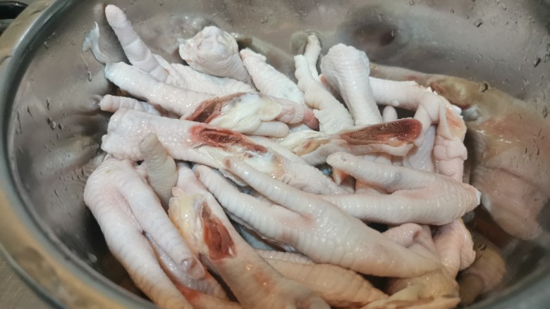 香辣卤鸡爪,为更好入味，将鸡爪对半剪开