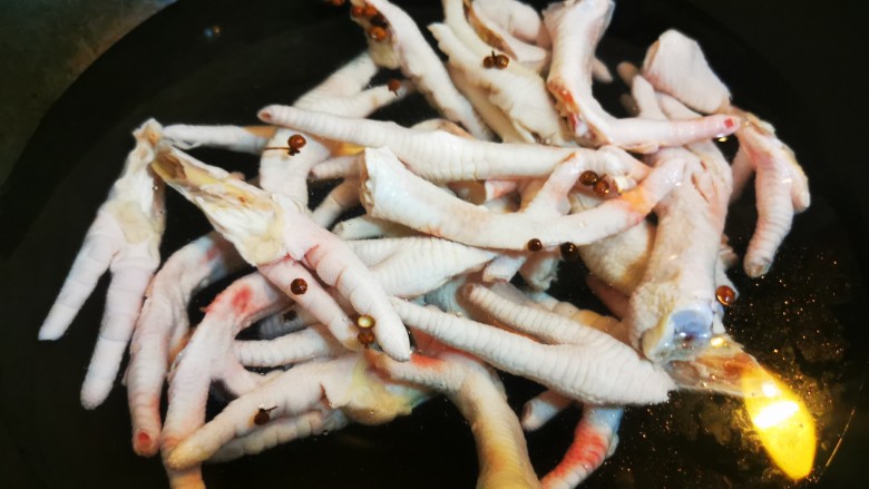 香辣卤鸡爪,鸡爪入锅加适量花椒、料酒，焯水去腥
