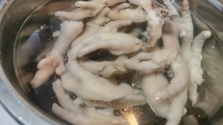 香辣卤鸡爪,焯好水的鸡爪捞起来，放进凉水中泡一会儿